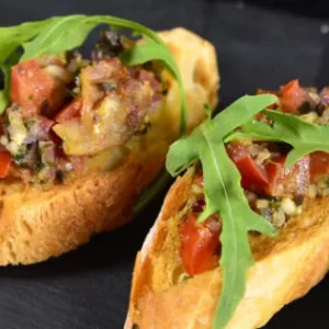 spies van mozzarella en basilicum